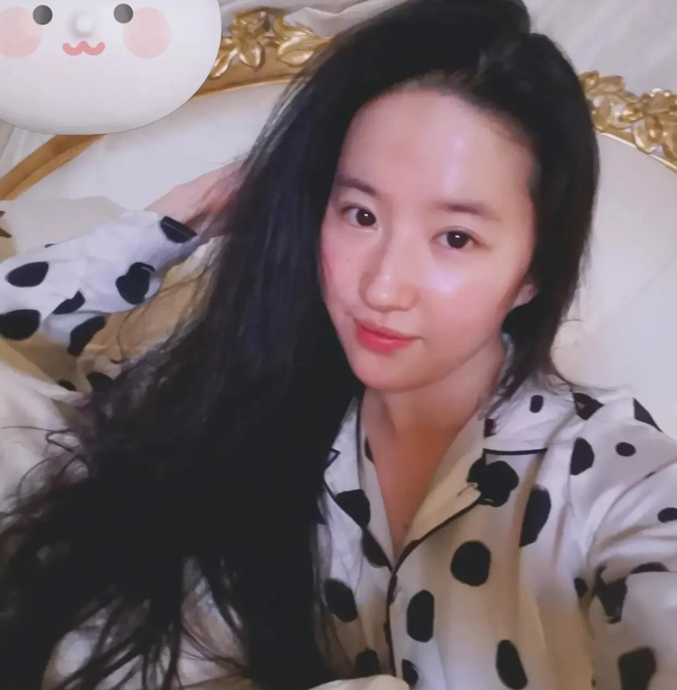 冻龄小龙女刘亦菲的素颜照片,真实直播让哥心里猛的一颤