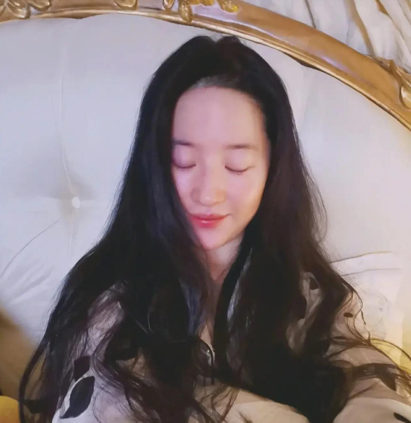 冻龄小龙女刘亦菲的素颜照片,真实直播让哥心里猛的一颤