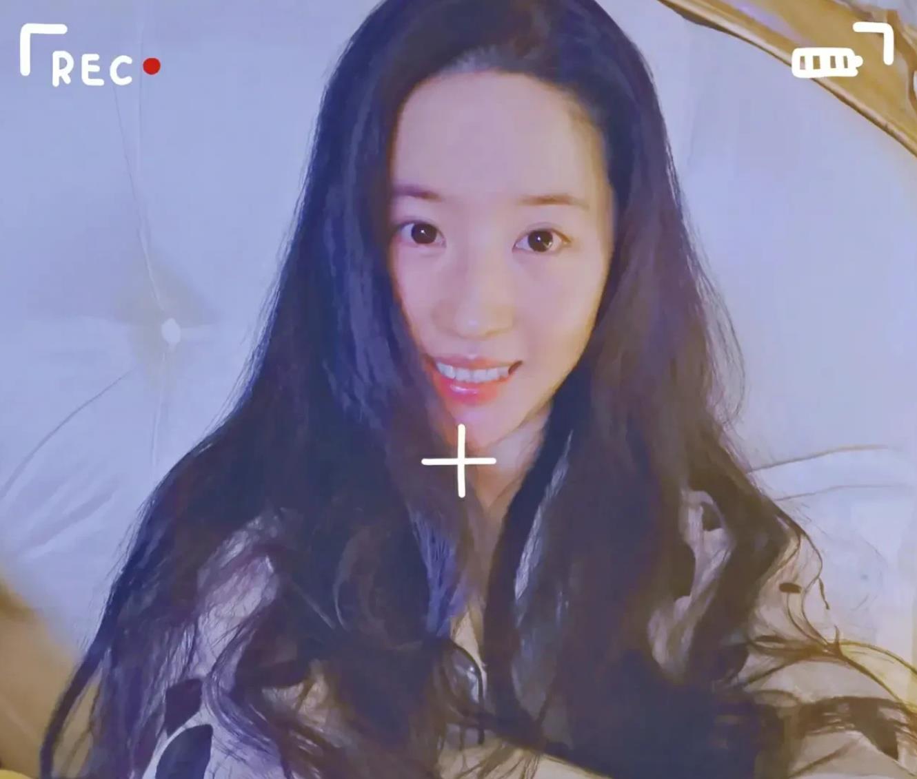 冻龄小龙女刘亦菲的素颜照片,真实直播让哥心里猛的一颤