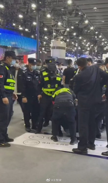 如何看待小鹏等电动汽车抬走车主戏称按按闹分配.视频秒删