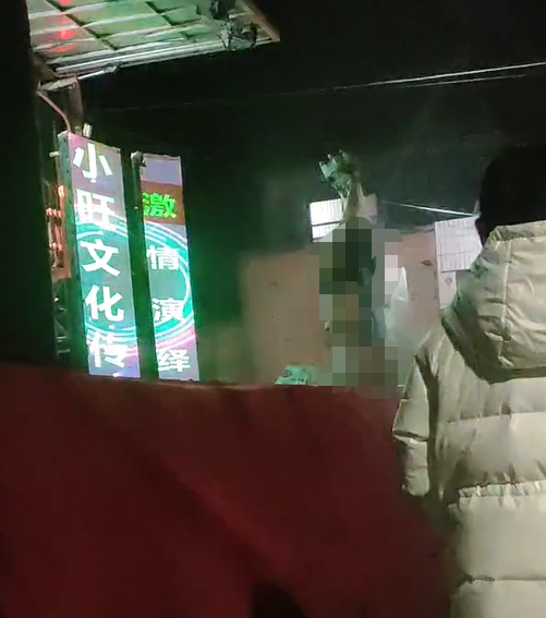 官方回应关于农村歌舞团女子上台,衣着暴露低俗表演要砍掉