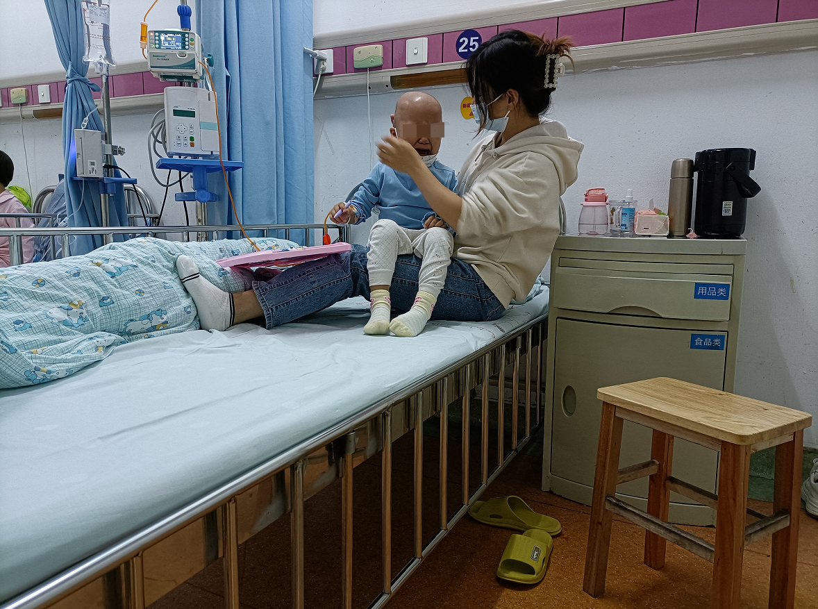 一开始以为孩子是感冒发烧了！后来大喊脚疼，屁股疼！然而一周后，萱萱持续高烧不退，并伴有淋巴结肿大、肝 ...