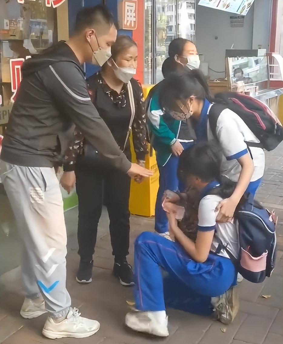 老人在路边捡到200元钱不愿归还.女孩崩溃下跪求还给她