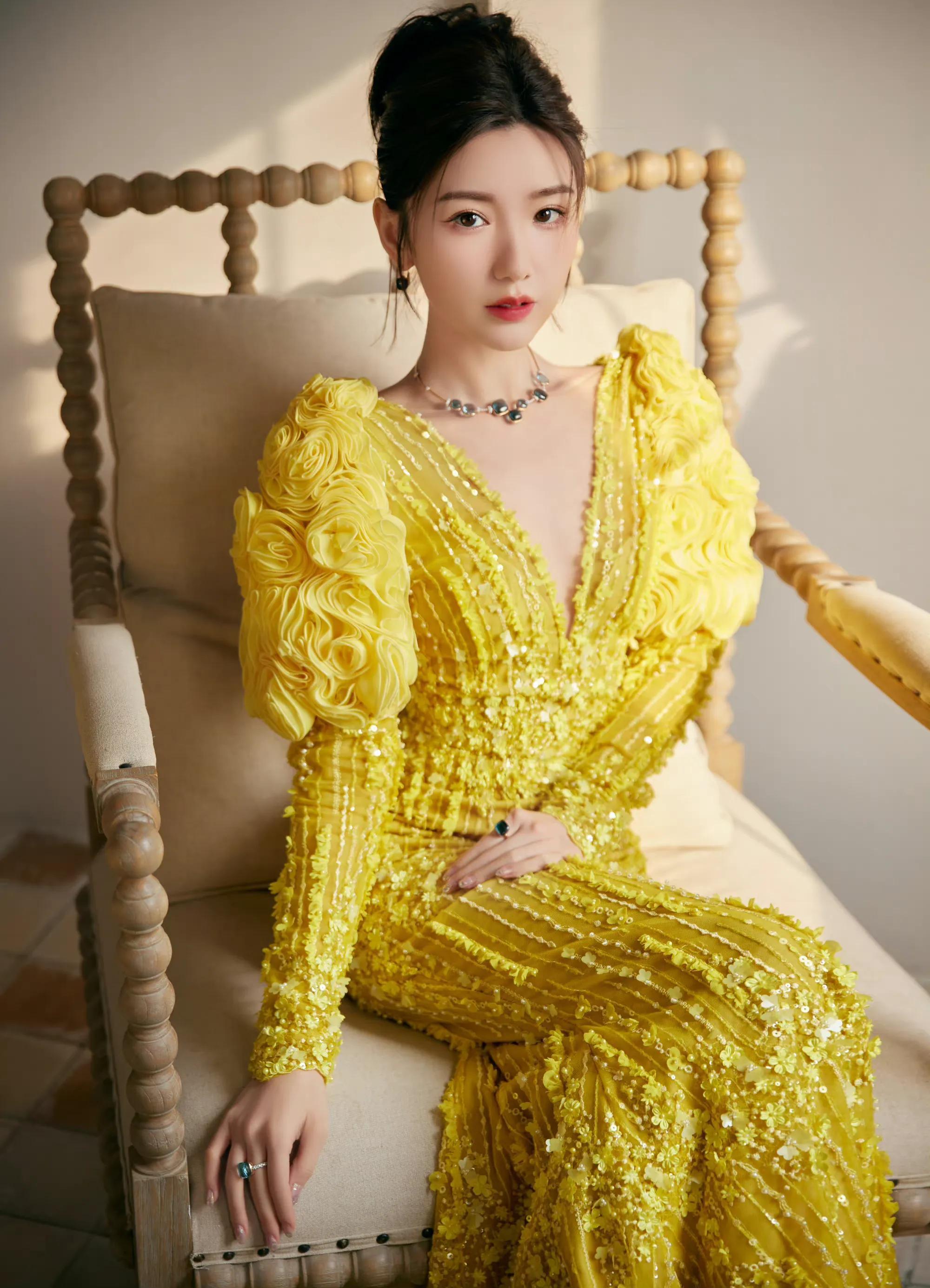 毛晓彤玩性感明明是一马平川.却非要露点什么好尴尬哟