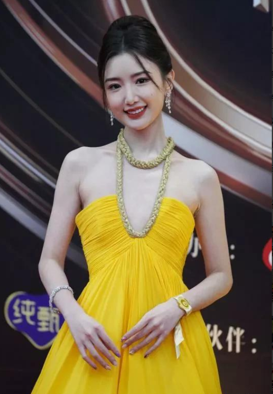 毛晓彤玩性感明明是一马平川.却非要露点什么好尴尬哟
