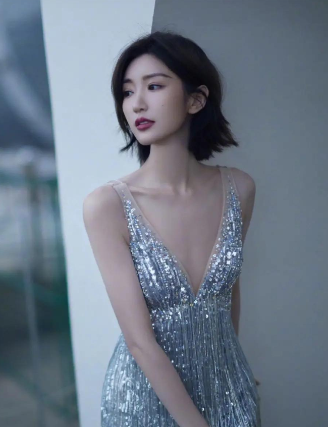 毛晓彤玩性感明明是一马平川.却非要露点什么好尴尬哟