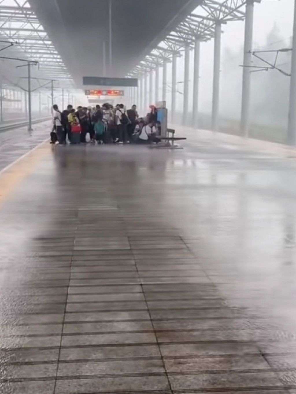 高铁站台为什么不能打伞的原因和真相来了