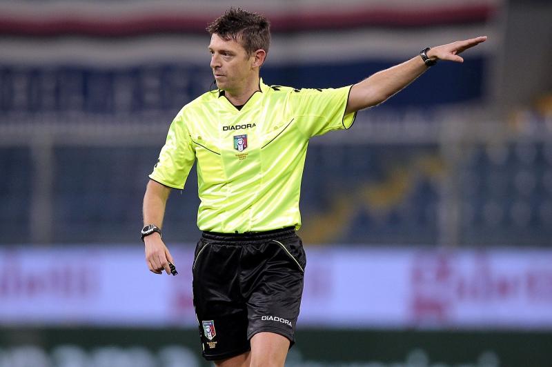 足球比赛中，裁判可以罚下自己、球员、教练、队医、助理
