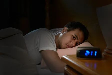 缓解深夜头疼，还有情绪低落，最好的办法就是好好睡觉啦