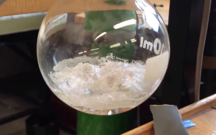 水在沸腾的情况下，同时还能结冰，这是真的科学哦