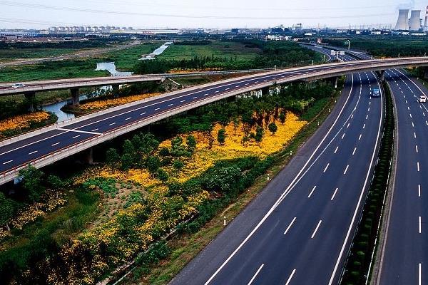 高速公路上的直线段都不会太长，原来是为了安全起见！