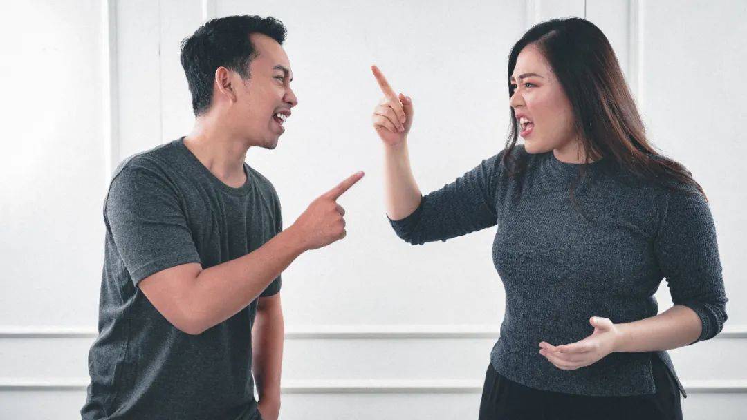 不会说话的人和社恐的人,一开口就会伤人或者是让人很扫兴