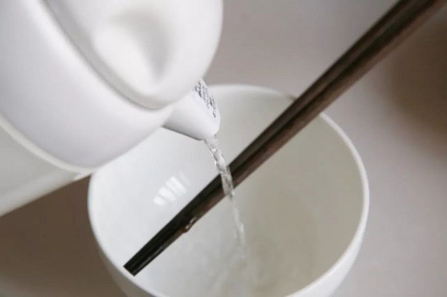 在外面吃饭时,你是不是也用热开水烫碗,能否真正杀菌消毒?