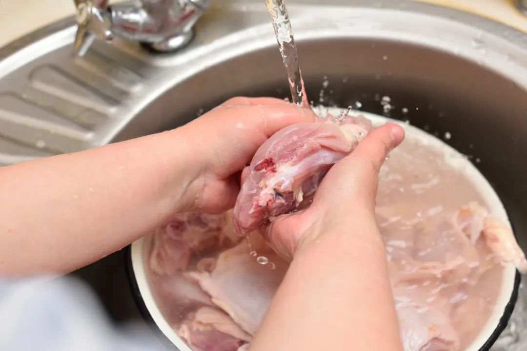 千万不要再把肉泡水里解冻了，只有三种科学解冻方法