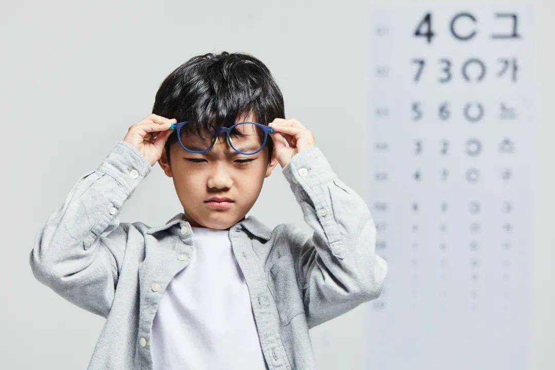 揭秘近视度数的真相：从800度降到100度可能吗？