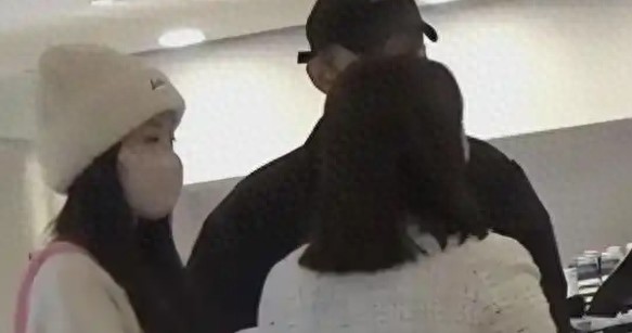 惊爆！柳岩被指插足他人婚姻，逼41岁男友离婚后成功上位
