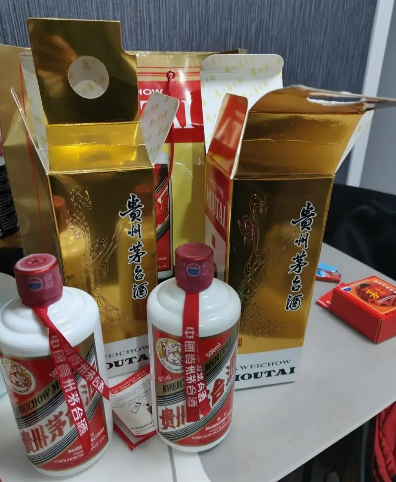 武汉女子买茅台请客退货竟遭掉包，4700元打水漂还遭指责