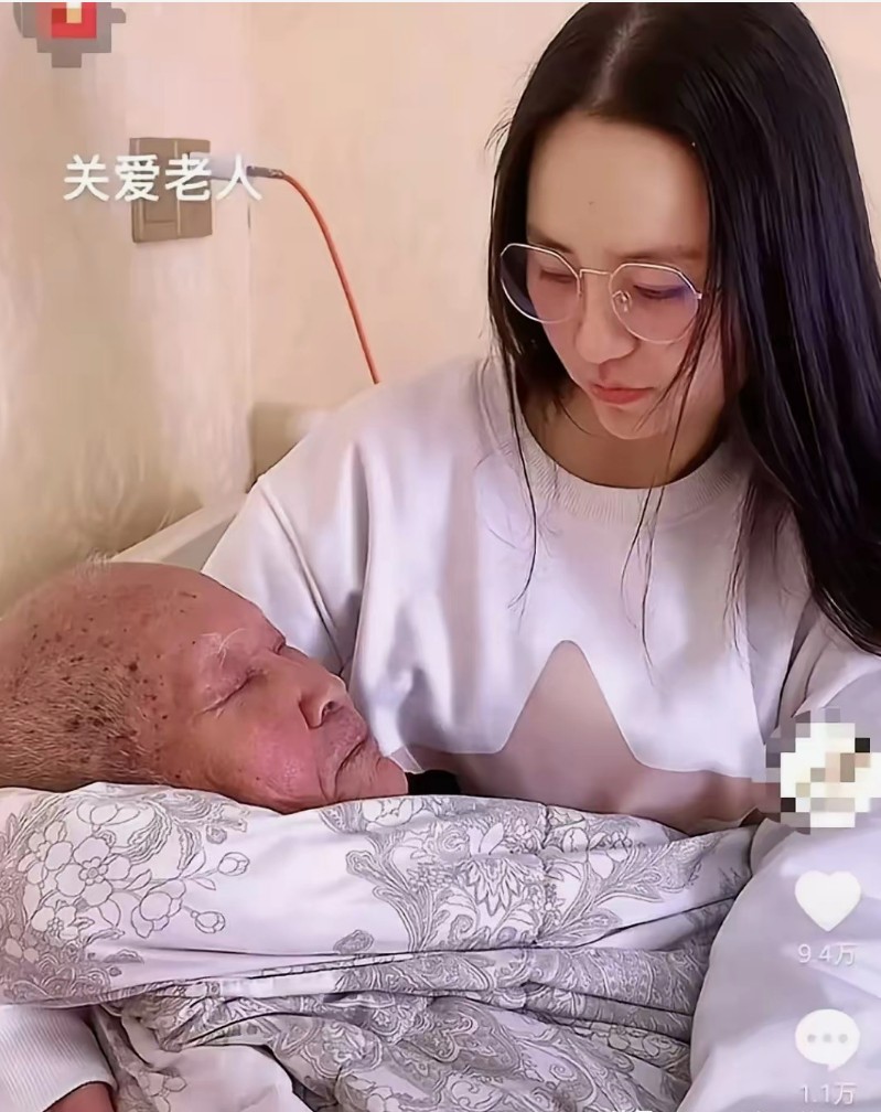 95后孙女深夜给93岁爷爷换尿不湿，一个拥抱让丈夫哭成狗