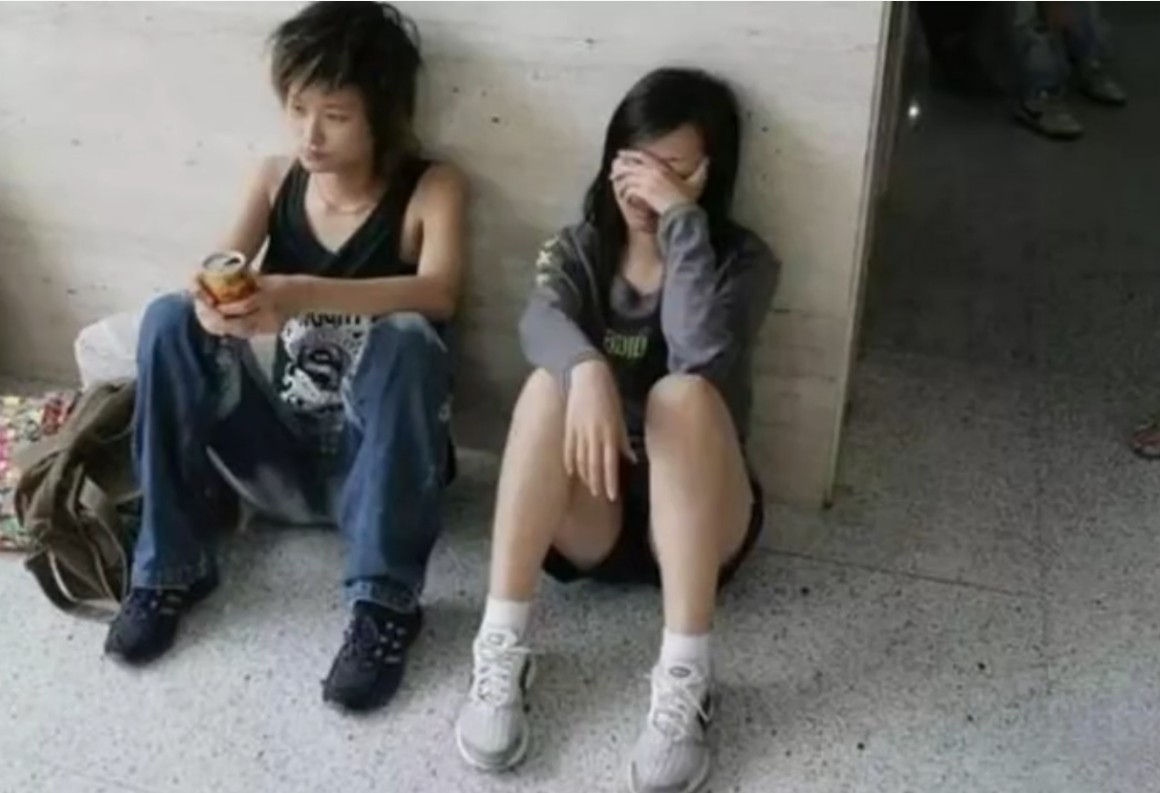 李宇春张靓颖成都车站旧照炸回忆，同框之谜咋回事呢？
